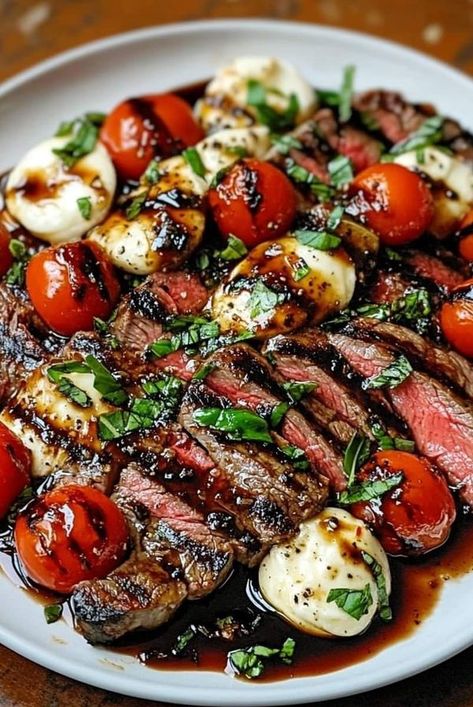 Steak Caprese, Balsamic Dressing Recipe, Balsamic Steak, Balsamic Marinade, Grilled Flank Steak, Balsamic Dressing, Fun Easy Recipes, Beef Recipes Easy, Balsamic Glaze