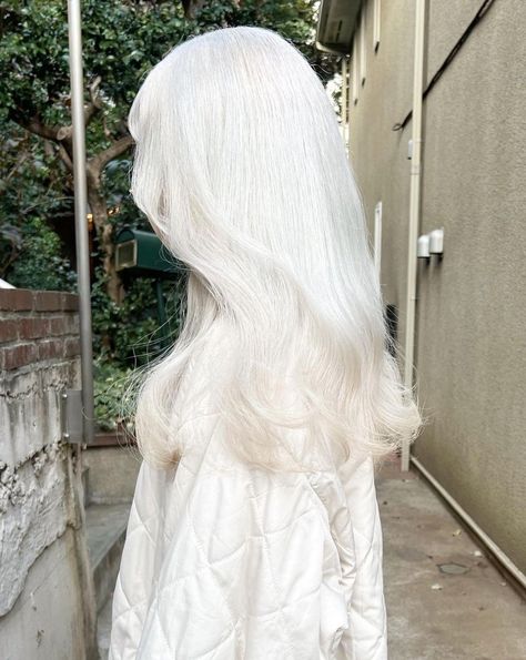 Nordic White Hair, White Hair Reference, Long White Hair Aesthetic, White Hair Outfit, Black Cat Aesthetic Marvel, Hairstyles For White Hair, Blond White Hair, Cute White Hair, Pearl White Hair