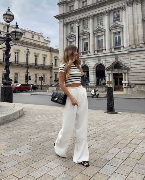 7 White Wide Leg Trouser Outfit Ideas For Your Minimalist Wardrobe Coffee Outfit Ideas, Wide Leg Trousers Outfit Casual, Coffee Date Outfit Ideas, White Trousers Outfit, Trousers Outfit Casual, Striped Top Outfit, Outfits Uni, Coffee Date Outfit, Wide Leg Trousers Outfit