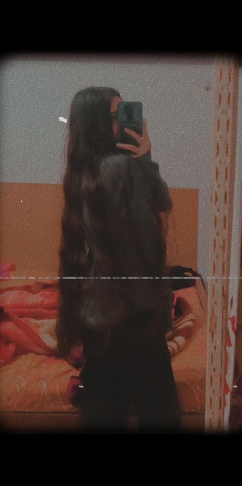 Long Hair Girls Dpz, Mirror Selfie Long Hair, Long Hair Mirror Selfie, Mirror Selfie Poses Face, Hair Mirror, Snapchat Selfies, Instagram Dp, Long Hair Pictures, Open Hairstyles