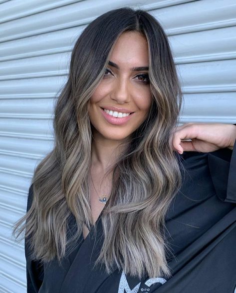 Rambut Brunette, Black Hair Balayage, Dark Brunette Hair, Brown Hair Looks, Brown Hair Inspo, Brunette Hair With Highlights, Balayage Hair Dark, Vlasové Trendy, Dark Hair With Highlights