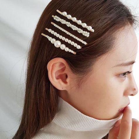 Want to achieve that effortless Korean look that everyone on social media seems to be getting on? Feel like your outfit is incomplete, and you're looking for a trendy accessory that will fit your #OOTD look? Maybe you've seen your favorite idols wear some of these hairclips that got them shining solo? Look no further because we've listed the top Korean hair clip accessories that'll complete that Korean look you've been aiming for! Pearl Hair Pin, Global Hair, Hair Acessories, Korean Hair, Clip Hairstyles, Pearl Hair Pins, Pearl Hair Clip, Penteado Cabelo Curto, Trending Hairstyles