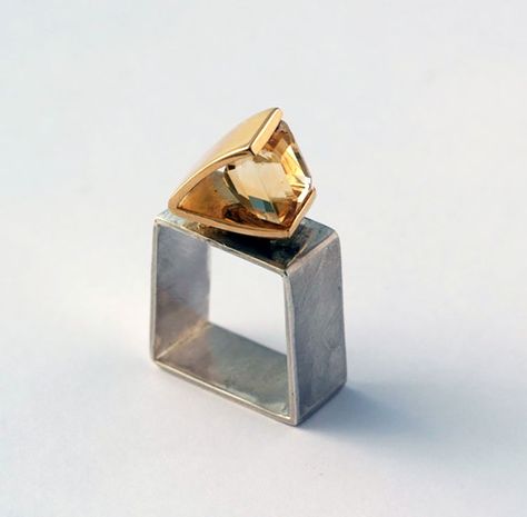 Stenia Scarselli. Ring: Sguardi, 2019. Silver, citrine.. Photo by: Stenia Scarselli. Peach Morganite Ring, Pisa Italy, Silver Ring Designs, Modernist Jewelry, International Jewelry, Contemporary Ring, Modern Ring, Band Engagement Ring, Geometric Jewelry