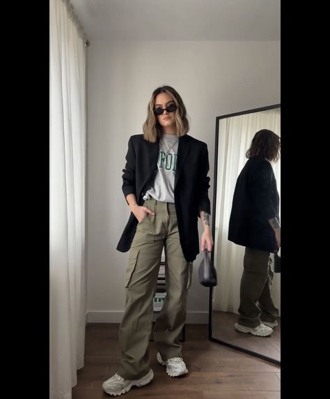 Green Cargo Pants Fall Outfit, Kargo Styles Women, Green Cargo Trousers Outfit, Cargo Green Pants Outfit, Blazer With Cargo Pants, Green Pants Outfit Women, Green Trouser Outfit Women, Outfit Pantalon Verde, Tomboy Chic Style