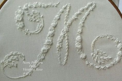 Monogram Ideas, Abstract Embroidery, Couture Sewing Techniques, Hand Work Embroidery, Embroidery Monogram, Creative Embroidery, Alphabet Design, Linens And Lace, Hand Embroidery Art