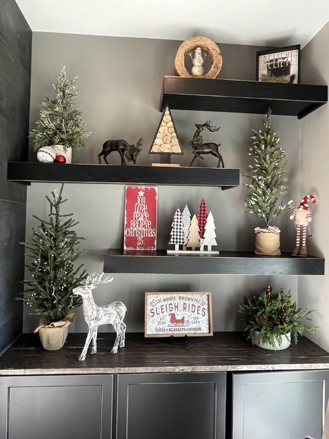 Open Shelf Christmas Decor Kitchen, Alcove Christmas Decor, Holiday Floating Shelf Decor, Above Fireplace Christmas Decor, Floating Shelf Christmas Decor Ideas, Christmas Decor Shelves Living Room, Rustic Christmas Shelf Decor, Corner Shelf Christmas Decor, Christmas Wall Shelf Decor Ideas