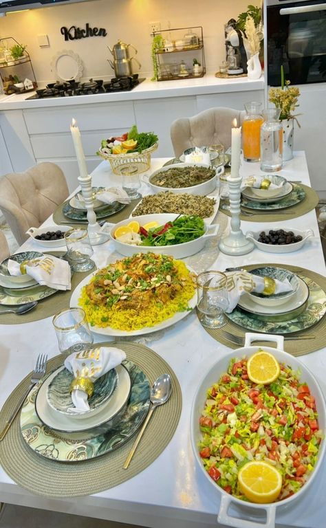 Family Gathering Food, Dinner Spread, Food Display Table, Food Set Up, Iftar Party, Dining Etiquette, Catering Ideas Food, Cookout Food, Persian Food