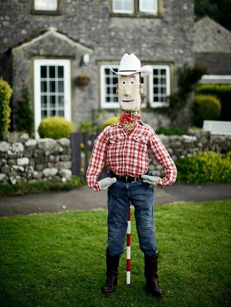 Cute, he needs a horse to be his friend Garden Scarecrow Ideas, Garden Scarecrow, Scarecrow Ideas, Scarecrow Festival, Scarecrows For Garden, Diy Scarecrow, Stick Frame, Butterfly Mask, Farm Crafts