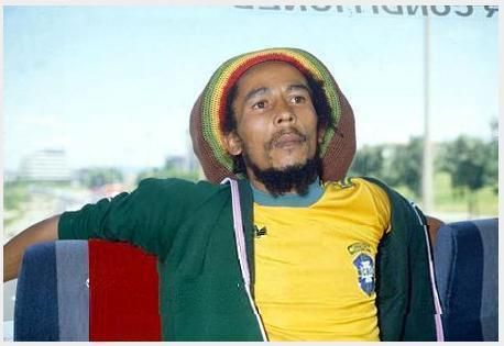 king of goals: Bob Marley wearing a t-shirt of Brazilian football team. Frases Do Bob Marley, Image Bob Marley, Arte Bob Marley, Bob Marley Legend, Marley Family, Bob Marley Pictures, Rasta Man, Jah Rastafari, Damian Marley