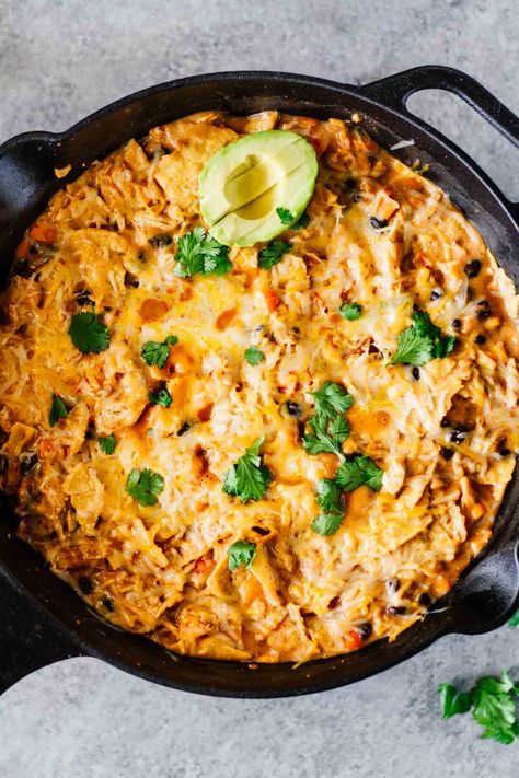 This Creamy Healthy Chicken Enchilada Skillet is comfort food   healthy   everything good in life! Gluten-free and perfect for meal prep! Healthy Chicken Enchiladas, Jar Of Lemons, Enchilada Skillet, Chicken Enchilada Skillet, Leftover Chicken Recipes, Chicken Skillet Recipes, Quick Healthy Dinner, Healthy Weeknight Dinners, Chicken Enchilada