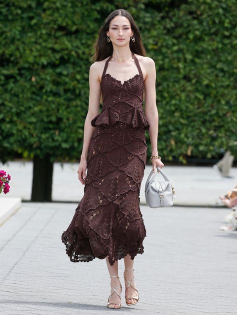 Oscar de la Renta Pre-Spring 2025 Skirt Shapewear, Twin Outfits, Cotton Midi Skirt, Spring 2025, Trumpet Skirt, Crochet Fashion, Long Sleeve Maxi Dress, Crochet Dress, Moda Operandi