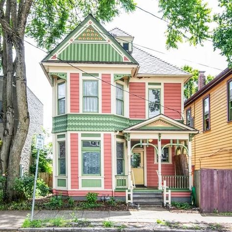 🔅 Emily 🔅 on Instagram: "Now a commercial property. Can you ever go wrong with pink and green though? . . Built in 1894. Currently for sale for $840,000. Photo from the listing. . . 📍1210 SE Oak St, Portland, OR. . . . . . . . .. .#archi_ologie #deserve2preserve #oldhouselove #oldhousecharm #oldhouses #vintage #vintagehome #historichome #historicpreservation #preservation #chasing_facades #househunters #oldarchitecture #housesofinstagram #architecture #archilovers #houses_phototrip #houses_ Pink New Orleans House, Pink Colonial House, Colorful Old House, Colorful Houses Exterior Bright, Colorful Victorian House Exterior, Vintage House Design Exterior, Green And Pink House, Pink Exterior House, Pink And Green House