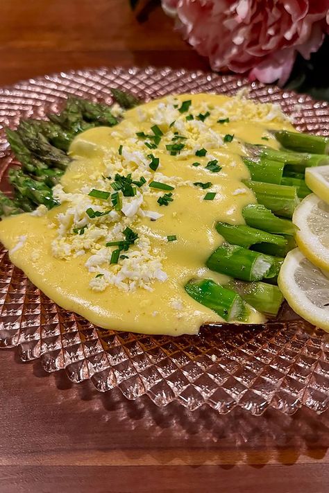 Roasted Asparagus with Hollandaise Sauce Chicken And Asparagus Bake, How To Freeze Asparagus, Asparagus With Hollandaise Sauce, Creamy Chicken And Asparagus, Freezing Asparagus, Asparagus With Hollandaise, Frozen Asparagus, Flavored Butters, Recipe For Hollandaise Sauce