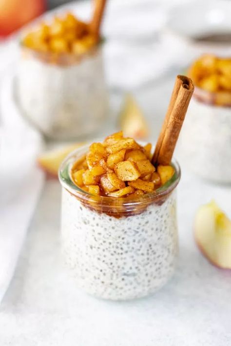 Autumn-Apple Pie Chia Pudding | Foodtalk Creamy Apple Pie, Chai Pudding, Spiced Applesauce, Apple Pudding, Fun Dessert, Hasselback Potatoes, Vegan Caramel, Pie Flavors, Roasted Strawberries