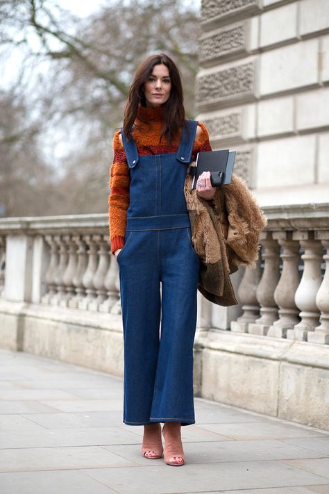 Turtleneck Outfits, Denim Street Style, Moda Denim, Turtleneck Outfit, London Fashion Week Street Style, London Fashion Weeks, Estilo Denim, Mode Jeans, Looks Street Style