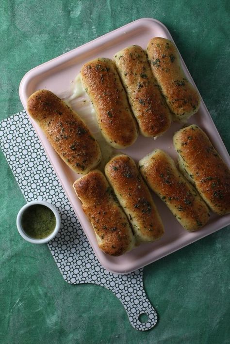 Cheese Stuffed (garlic) Breadsticks - Soul&Streusel Homemade Cheese Stuffed Breadsticks, Cheese Stuffed Breadsticks, Stuffed Breadsticks, Garlic Bread Sticks, Cheese Bread Sticks, Bread Sticks Recipe, Garlic Breadsticks, Bread Sticks, String Cheese