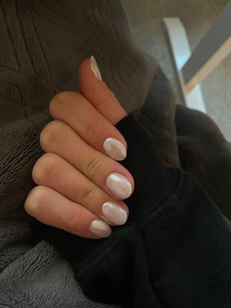 White Glazed Nails Short, Pearly White Nails Short, Dainty Neutral Nails, Clean Vacation Nails, Short Round Nails Winter, Clean Short Nails Aesthetic, Plain Holiday Nails, Short Circle Nails, Pearl Short Nails