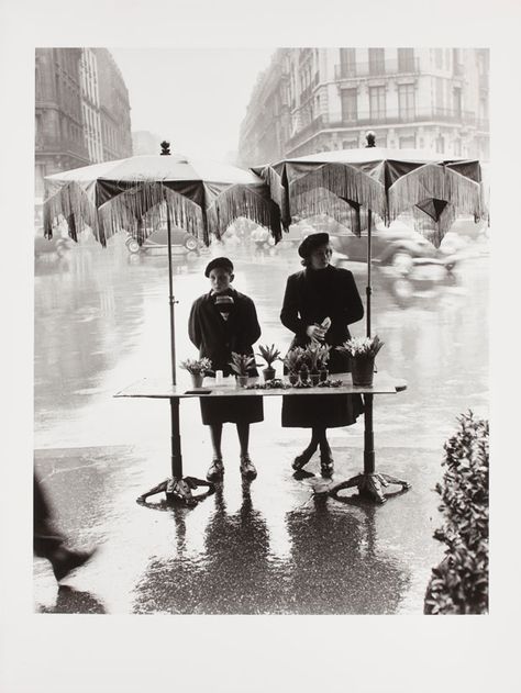 Paris, Place Victor Basch. Aus der Serie "Grand Bal du Printemps", 01.05.1950  |  © IZIS Willy Ronis, Henri Cartier Bresson, Robert Doisneau, Alfred Stieglitz, Old Paris, French Photographers, Vintage Paris, Foto Vintage, Black White Photos