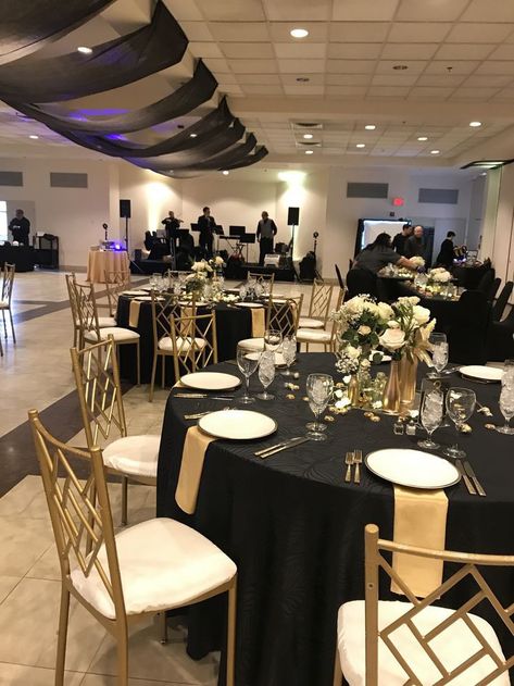 Wedding Themes Gold, Black Quinceanera Theme, Gold Quinceanera Theme, 50th Anniversary Party Decorations, Party Decorations Black, Black And Gold Party Decorations, Quince Decor, Masquerade Prom, Gala Decorations