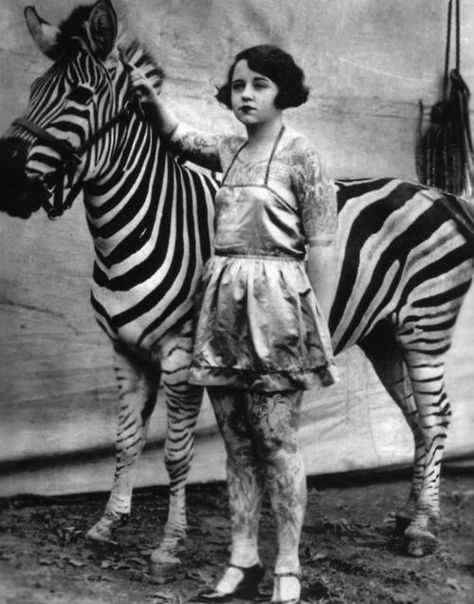 Ringling Bros Circus tattooed lady May Vandermark with her zebra - 1920s Cirque Vintage, Beauty Fotografie, Circus Vintage, Old Circus, Vintage Foto's, St Jerome, Diane Arbus, Circus Performers, Night Circus