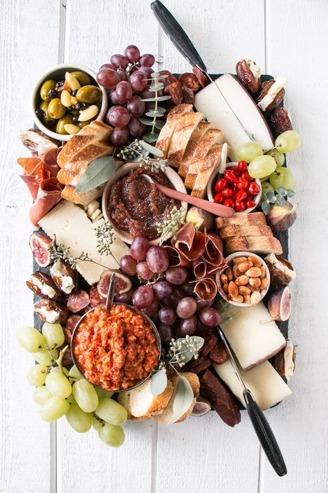 Tapas Platter, Mediterranean Appetizers, Holiday Cheese Boards, Spanish Cheese, Grapes And Cheese, Perfect Cheese Board, Holiday Cheese, Cheese Trays, Appetizer Platters