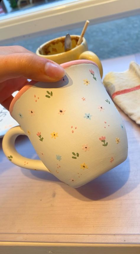 Painting Poterry Ideas, Cute Painted Ceramics, Pink Pottery Painting Ideas, Simple Painted Pottery, Pottery Painting Mug Ideas Easy, Ceramic Pottery Design Ideas, Flower Mug Painting Ideas, Clay Mugs Aesthetic, Ceramics Ideas Pottery Mug