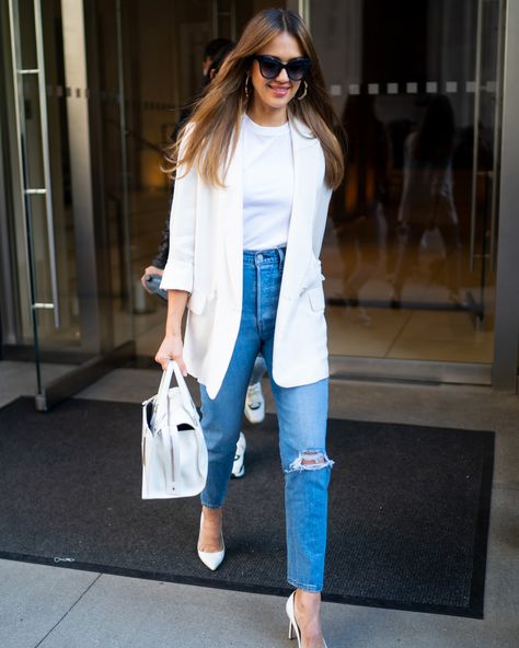 Old Woman Style, Jessica Alba Outfit, Jessica Alba Style, Classy Winter Outfits, Petite Fashion Tips, Star Style, Movie Star, Jessica Alba, Closet Fashion