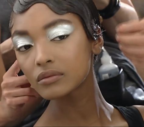 Editorial Make-up, Futuristic Makeup, Silver Makeup, Silver Eyeshadow, Beauty Make-up, Make Up Inspo, Eye Makeup Tips, Editorial Makeup, Permanent Makeup