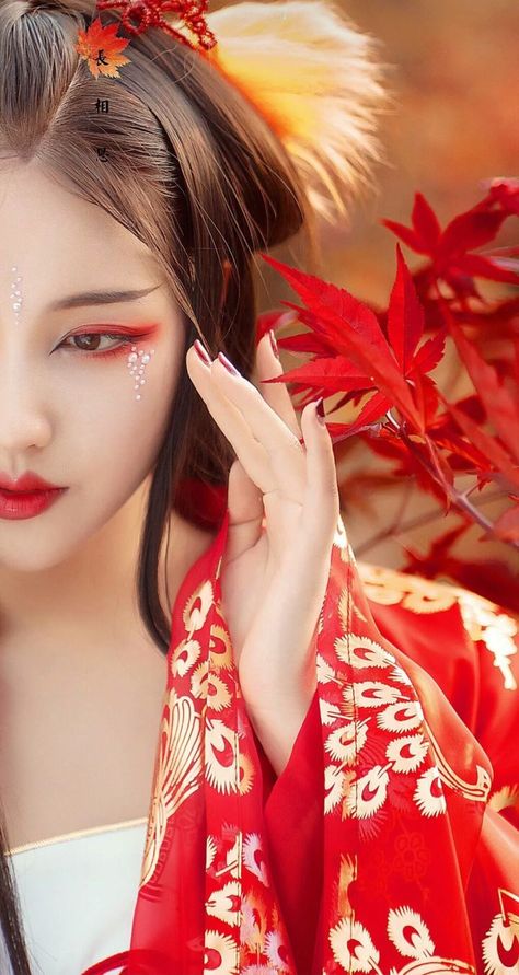 Geisha Makeup, Chinese Makeup, Chinese Aesthetic, Chica Cool, Eye Makeup Pictures, Photographie Portrait Inspiration, Festival Makeup, Fantasy Makeup, Red And Gold