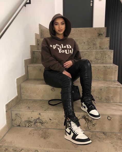 Jordan 1 Mochas Outfits Women, Mocha Outfit, 1s Outfit, Jordan 1 Mocha, Jordan 1 Outfit Women, Trendy Outfit Inspo, Cute Gym Outfits, Flawless Beauty, Streetwear Fashion Women