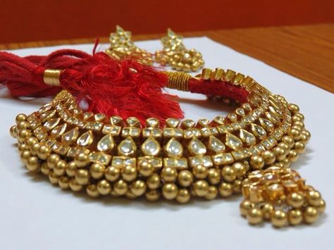 A Maharashtrian gold necklace with Kundan work. Description by Pinner Mahua Roy Chowdhury. Jewellery Choker, Maharashtrian Jewellery, Type Of People, Bridal Styling, Gold Necklace Indian, Necklace Indian, Indian Jewellery Design, Bridal Fashion Jewelry, Cartier Jewelry