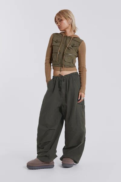 Khaki Parachute Pants Outfit, Brown Lace Shirt, Khaki Parachute Pants, Oversized Cargo Pants, Parachute Pants Outfit, Rose Embroidered Jeans, Khakis Outfit, Parachute Cargo Pants, Parachute Cargo