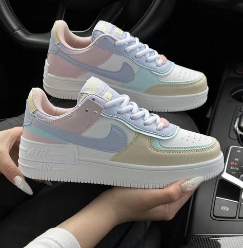 Comfy Trendy Outfits, Preppy Sneakers, Nike Art, Trendy Shoes Sneakers, Preppy Shoes, All Nike Shoes, Cute Nike Shoes, Nike Air Jordans, Hype Shoes