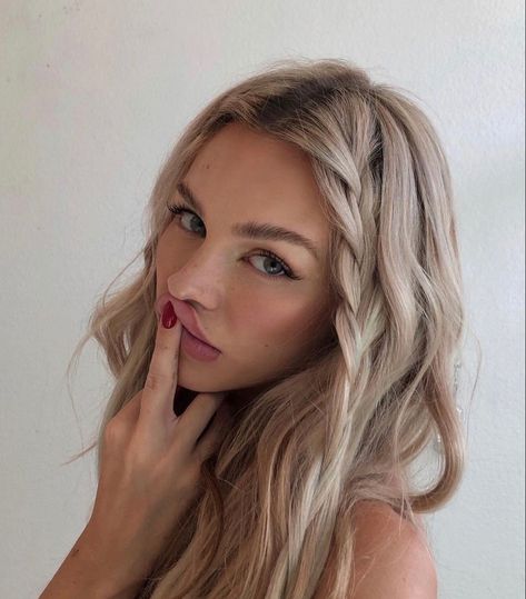 Blonde Girl, Pretty Hairstyles, Hair Goals, Hair Looks, Cortes De Cabello Corto, Hair Inspo, Cute Hairstyles, Balayage, Hair Inspiration