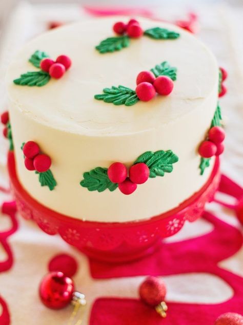 Holly Berry Christmas Cake by Cake by Courtney #cakebycourtney #christmascakes #cakes #holidaycakes #easychristmascakes #cakedecorating #wiltoncakes #wilton Winter Torte, Key Lime Desserts, Valentines Recipes Desserts, Christmas Cakes Easy, Christmas Cake Designs, Xmas Cake, Christmas Cake Decorations, Valentine Desserts, Holiday Cakes