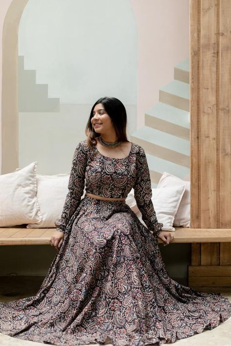 Kalamkari Crop Top, Dresses Indian Style, Skirt Winter Outfit, डिजाइनर कपड़े, Black Dress Outfit, Long Skirt And Top, Kalamkari Dresses, Style Kurti, Skirt Outfit Ideas