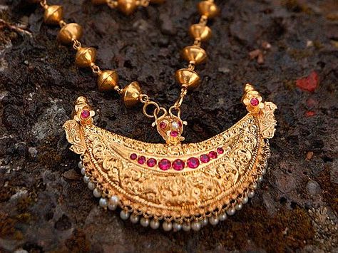 coorgi jewellery | Found on coorgexperiences.orangecounty.in Gold Jewellery India, Gold Pearl Jewelry, Antique Gold Jewelry Indian, Online Gold Jewellery, Gold Jewelry Simple Necklace, Ethnic Chic, Handmade Gold Jewellery, Pearl Necklace Designs, Gold Necklace Indian Bridal Jewelry