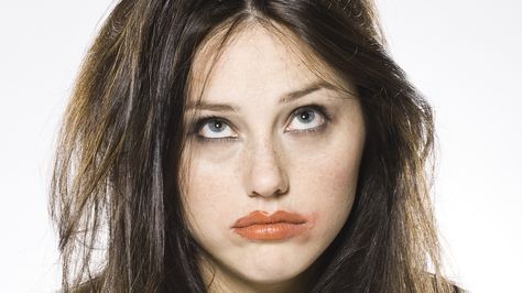 Messed up your makeup? 8 pro tips to fix it quickly, easily Messed Up Makeup, Messy Makeup, Smudged Eyeliner, How To Do Eyeliner, Beauty Careers, Solo Performance, Applying Makeup, Makeup Needs, Celebrity Makeup Artist