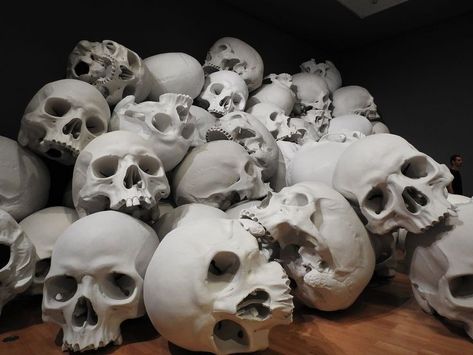 Human Skull Photography, Pile Of Skulls, Paris Catacombs, Ron Mueck, Human Skeleton Anatomy, Skull Reference, Skeleton Anatomy, Logo Game, Biomechanical Tattoo