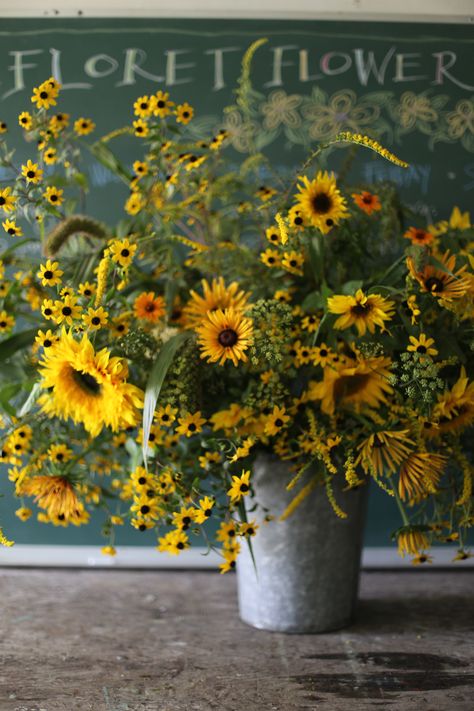 Floret Flower Farm sunflower explosion bouquet Nature Romance, Sunflower Arrangements, Sunflowers And Daisies, Bee Photo, Sun Flowers, Sunflower Decor, Happy Flowers, Arte Floral, Flower Farm