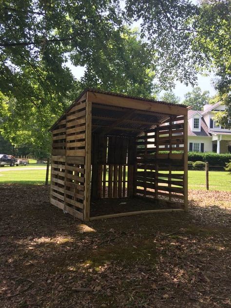 Pallet Run In Shed Horse Shelter, Pallet Round Pen, Pallet Round Pen For Horses, Pallet Horse Stalls, Run In Shed For Horses, Diy Horse Shelter, Pallet Construction, Round Pens For Horses, Sheep Barn