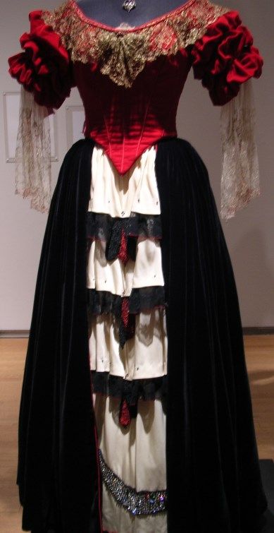 Catherine Zeta Jones "Elena" dance costume from The Mask of Zorro Elena Costume, Zorro Costume, Classic Costumes, Mask Of Zorro, The Mask Of Zorro, Hollywood Costume, Beautiful Costumes, Movie Fashion, Movie Costumes