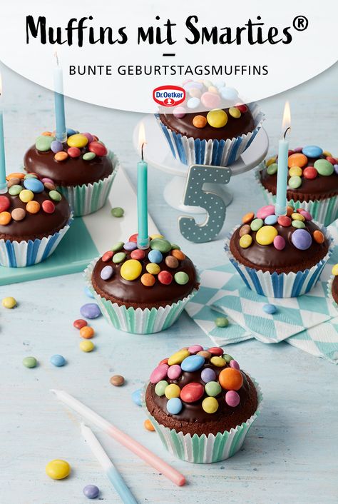 Backe diese bunten Muffins für Kinder zum Schulfest oder für den Kindergarten. Diese saftigen Schokomuffins mit bunten Smarties® lassen sich ganz einfach zubereiten und schmecken nicht nur an Geburtstagen. #Kindergeburtstag #Muffinrezept #Kinderrezept #Rezeptidee Smarties Cupcakes, Muffins Kindergarten, Smarties Cake, Bday Cupcakes, Baking Recipes For Kids, Muffin Cake, Kids Party Food, Eat Dessert First, Birthday Cake Kids