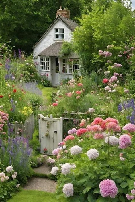 White Cottage Exterior, Beautiful House Images, Home Design Architecture, Countryside Garden, Cottage Exteriors, Tiny Cottage, English Cottage Garden, English Country Gardens, Dream Cottage