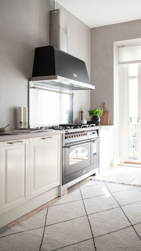 Black Kitchen Inspiration, Range Gas, Range Kitchen, Kitchen Ranges, Cooktop Gas, Timeless Kitchen Design, White Fridges, Ventilation Hood, Kitchen Ventilation