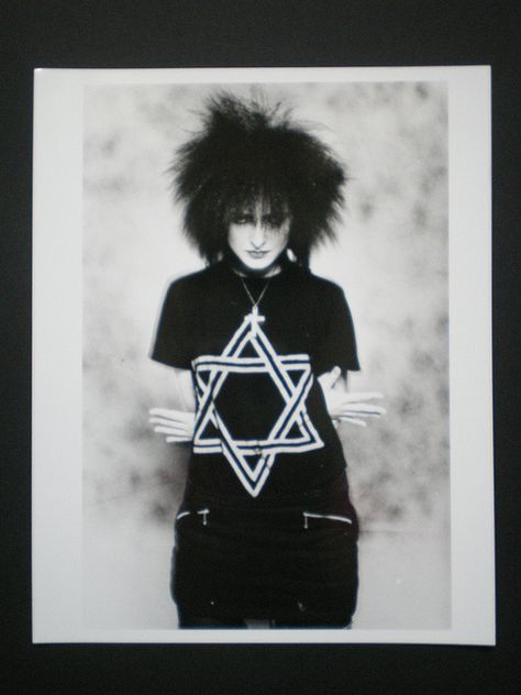 Siouxsie Sioux wearing Star of David t-shirt to promote bands 'Israel' single Garage Punk, 80s Goth, Siouxsie Sioux, Goth Bands, Goth Music, Goth Rock, Goth Hair, Black Magic Woman, Gothic Rock