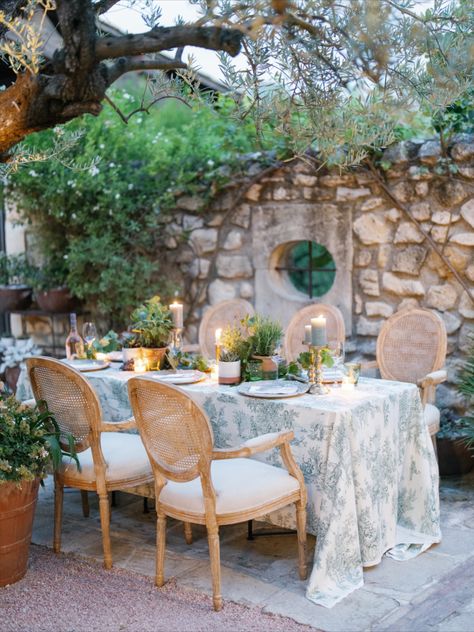 #wedding #welcomedinner #weddinginprovence #provence #chateaudestoublon #latableestoublon #myweddinginprovence #tabledecor #weddinginspiration #weddinginspo #weddingideas #weddingplanner #weddingtabledecor #weddingtableinspo Provencal Decor, Welcome Dinner, Provence Wedding, Dinner Party Table, Chateau Wedding, Garden Party Wedding, France Wedding, Wedding Rehearsal Dinner, French Garden