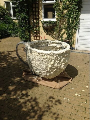 Giant Mug Prop, Diy Giant Teacup, Giant Teapot Prop Diy, Giant Tea Cup Diy, Giant Tea Cup, Mad Hatter Garden, Tea Cups Diy, Halloween Alice In Wonderland, Bühnen Design