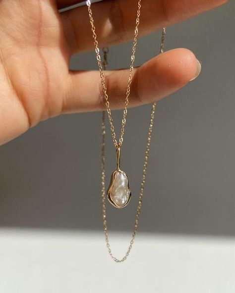 Goldsmith Jewelry, Pearl Jewels, Golden Necklace, Golden Jewelry, Classy Jewelry, Jewelry Lookbook, Pearl Pendant Necklace, Girly Jewelry, Dream Jewelry