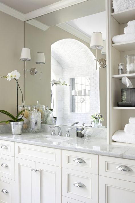 White bathroom, built in shelves. I love everything in this pic for master bath vanities. Makeover Kamar Mandi, Traditional Bathroom Designs, Subway Tiles, 아파트 인테리어, Bathroom Redo, Small Bathroom Design, Luxury Kitchens, Bathroom Renos, Bathroom Design Small